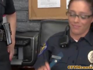 Femdom politiet milfs i uniform