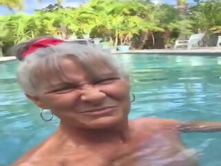 Pervertido abuelita leilani en la piscina