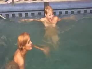 สาม อิตาเลียน ทารก ใน the สระว่ายน้ำ