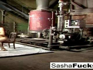 Frestande sasha lives ut henne fantasier i den boiler rum