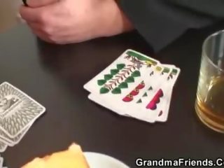 Бабуся грає роздягання покер потім отримує подвійний .