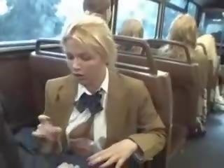 Blond feature saugen asiatisch chaps schwanz auf die bus