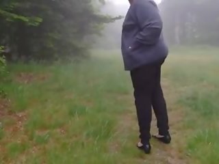 Huguette pisse dans la la nature, gratuit la xxx hd sexe 5d