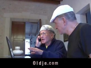 Retired oldmen 他妈的 和 共享 二 青少年