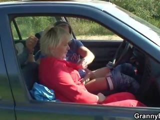Стар проститутка дава глава в на кола след това doggystyled