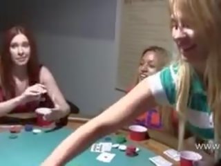 Joven niñas joder en póquer noche