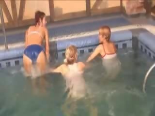 Sedusive lezboes i den svømming basseng