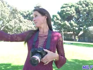 Long-legged brunette milf photographer fucks unge lad i henne bilde studio kjønn klipp klipp