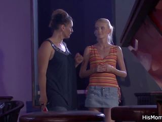 Blondin tonårs och lesbain middle-aged fångad lekte: fria smutsiga klämma 3c