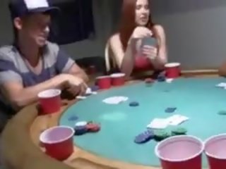 I ri chicks qirje në poker natë