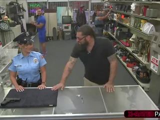 Attractive poliisi nainen haluaa kohteeseen pawn hänen weapon ja päät ylös perseestä mukaan shawn