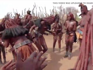 Africano himba donne danza e altalena loro cedevole tette in giro