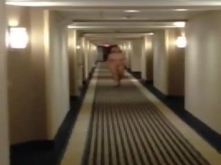 Sangat menarik milf di hak sepatu berjalan telanjang di motel hallway. kerrie dari dates25.com