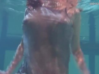 Fantastiskt exceptional kropp och stor tuttarna tonårs katka underwater