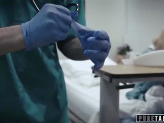 Tīrs tabu perv md sniedz pusaudze pacients vagīna eksāmens