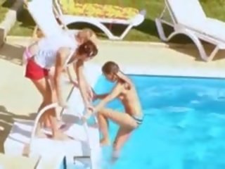Tres niñas secreto follando por la piscina