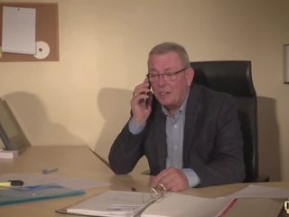 Secretara prins coworker sugand the vechi sef în lui birou și se alătură în