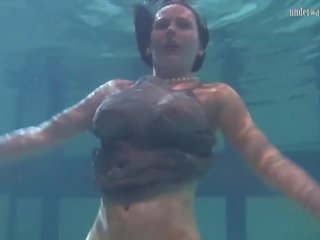 First-rate perfeita corpo e grande mamas jovem grávida katka debaixo de água