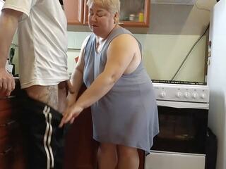In the Morning in the Kitchen a Fat Woman Masturbates My pecker to a Cumshot