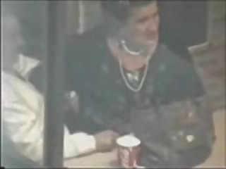 Starý pár saje v coffee bar