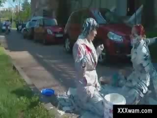 اثنان كلاسى ميلف involved في paint شجار خارج