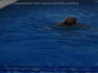 Привлекателен дебеланки милф в на плуване билярд