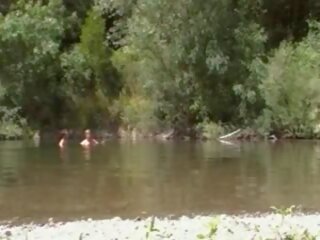 Naturist grown זוג ב ה river, חופשי סקס אטב f3