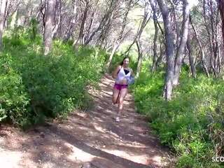 Jogging nubile kvinna charlotte förför till strand x topplista film av främling