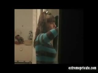 Ella es así traviesa a espía su propio mamá