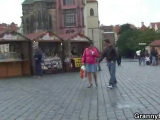 Supérieur touriste est picked jusqu'à et endommager