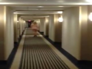 Fascinating mqmf en tacones caminando desnudo en motel hallway. kerrie desde dates25.com