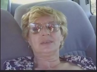 Blondīne vecmāmiņa patrica izpaužas fucked uz the atpakaļ sēdeklis