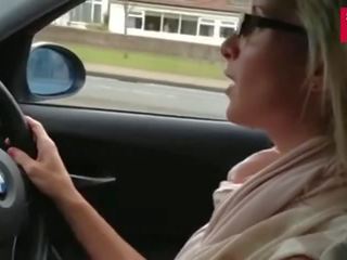 Mano slutty krūtinga wifey myli į vairuoti a mašina mirksintis jos papai