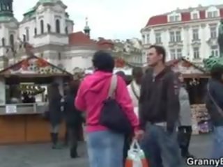 Jis duoda senelė turistas namai ir kirpčiukai jos