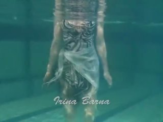 Nadando desnuda en nadando piscina solitario miel irina