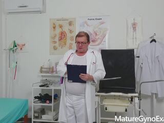 Physique examen et chatte doigtage de tchèque peasant femme: gynécologue fétichisme ripened x évalué agrafe