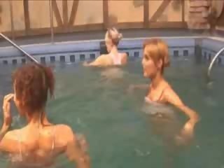 Привлекателен lezboes в на плуване билярд