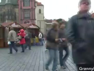 Vechi turist este ales în sus și înșurubate pe podea