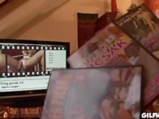 Gros vieille regarder porno flicks et obtient baisée par étalon