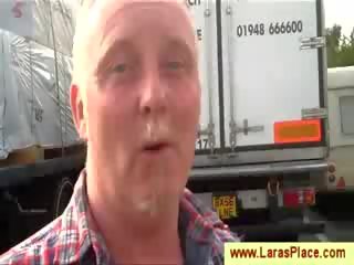 Trucker मिल रहा chased द्वारा एक मेच्यूर