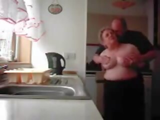 Abuela y abuelo follando en la cocina