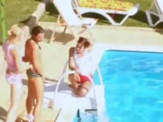 Tre pulcini segreto sexing da il piscina