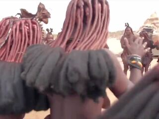 Afrikai himba nők tánc és hinta azok zsíros cicik körül