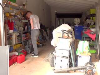 Agedlove - възрастен чука с сам по време на а гараж продажба: изпразване на цици възрастен видео feat. женствен мъж милф