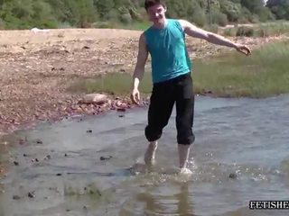 पैर washing पर एक नदी