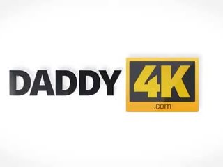 Daddy4k 手指 的 狡猾 老 同伴 生产 年轻 的阴户