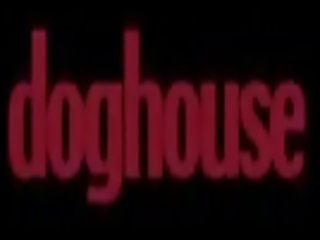 Doghouse - lesbiyan inang kaakit-akit nagtuturo mas bata kababaihan