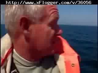 Obesety sauveteur obtient baisée sur bateau