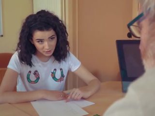 Desirable adolescenta inpulit de mare membru bunic cums în ei gură cu cumplay