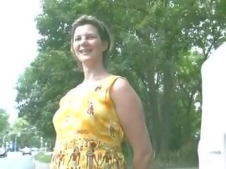 Dik duits vrouw krijgt warm sperma op haar klein boezem: retro amateur seks film